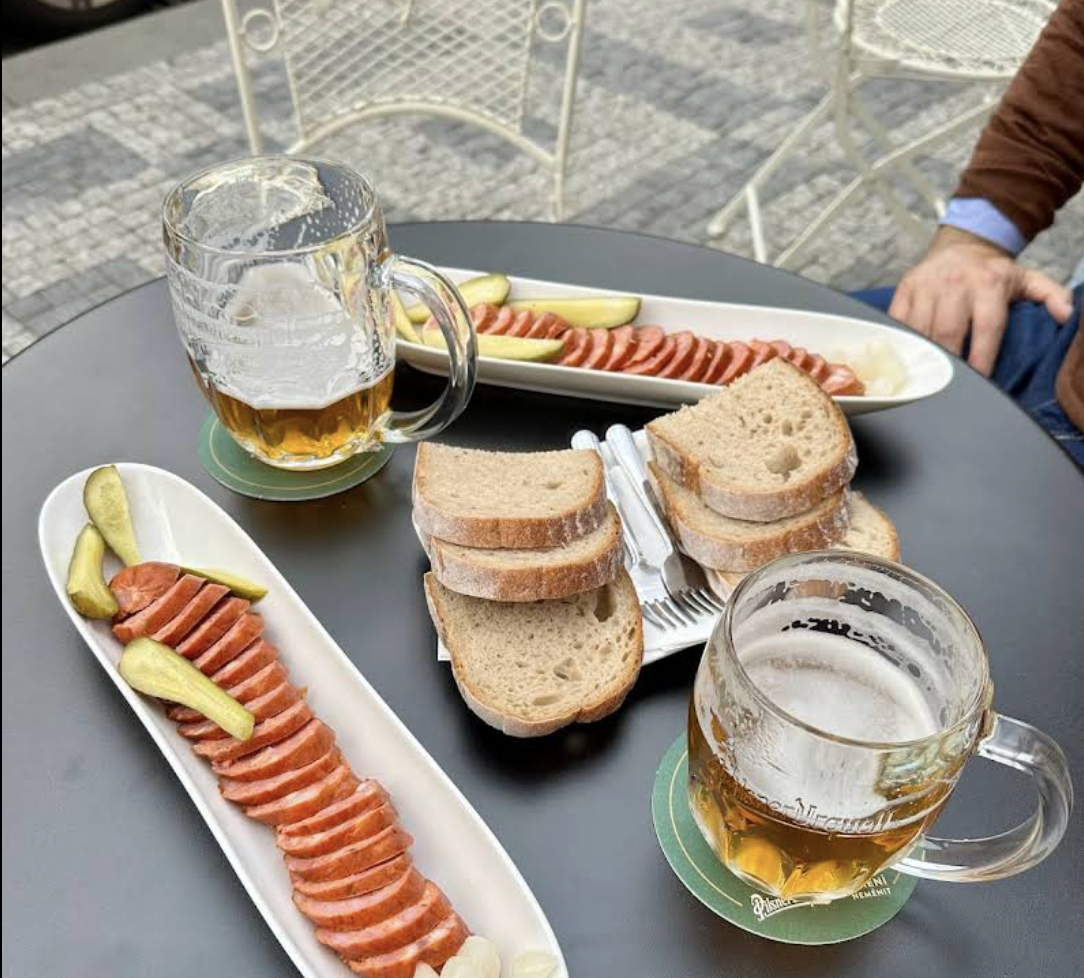 Pivo a klobása